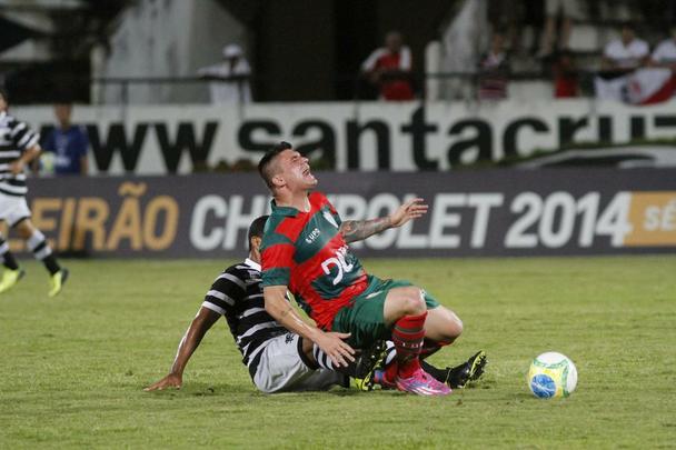 Com gol de Lo Gamalho no fim, Santa Cruz bate a Portuguesa no Arruda e volta a vencer