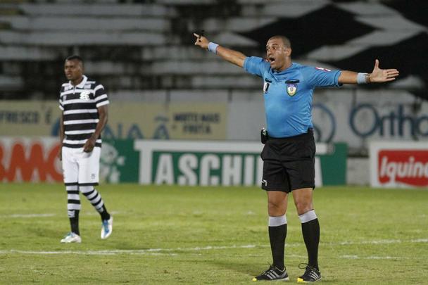 Com gol de Lo Gamalho no fim, Santa Cruz bate a Portuguesa no Arruda e volta a vencer