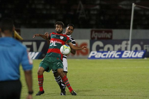 Com gol de Lo Gamalho no fim, Santa Cruz bate a Portuguesa no Arruda e volta a vencer