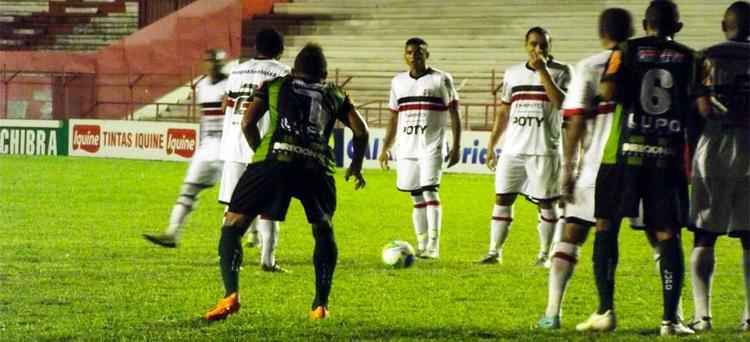 Em funo do episdio do vaso sanitrio que matou um torcedor, o Santa teve que mandar a partida contra o Amrica-MG nos Aflitos. O campo estava em pssimo estado, e dificultou a vida dos jogadores. Aos sete minutos do 1 tempo, Danilo Pires foi s redes. Mas em outra falha da defesa, Willians empatou para o Coelho. Foi o stimo empate coral seguido na competio.