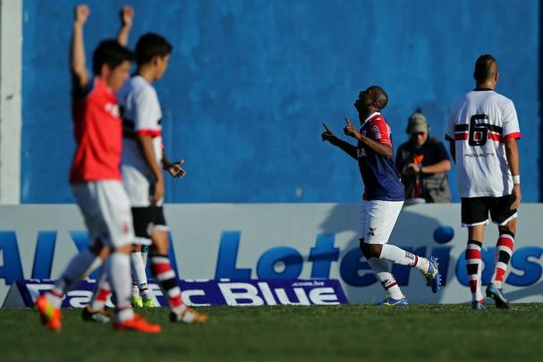 Com um gol de Wescley no primeiro ataque do jogo, o Santa Cruz parecia que ia vencer com tranquilidade o Paran Clube. Mas abusou do direito de desperdiar chances. E mais uma vez, apresentou falhas defensivas que custaram caro. Ainda no 1 tempo, Adailton (foto) empatou a partida. O Tricolor conseguiu ficar novamente em vantagem com um gol do artilheiro Lo Gamalho, mas no conseguiu conter as investidas paranistas, e sofreu a virada: Tiago Alves, aos 24, e Jean, aos 40 minutos do 2 tempo, fecharam a conta para os donos da casa.