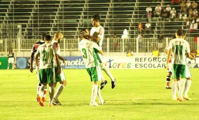 O Santa Cruz deixou Curitiba e rumou para Lucas do Rio Verde, no Mato Grosso, onde enfrentaria o Luverdense. Mais do mesmo: saiu na frente, com gol de pnalti de Tony aps jogada de Natan. Mas novamente apresentando muitas falhas no setor defensivo, tomou trs gols e volta ao Recife sem trazer nenhum ponto na bagagem.