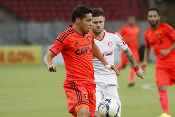 Na Arena Pernambuco, Leo e Colorado no conseguiram sair do zero em uma partida muito equilibrada. O jogo contou com o retorno de Diego Souza aos gramados aps leso e com vaias ao tcnico leonino Eduardo Baptista