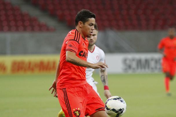 Na Arena Pernambuco, Leo e Colorado no conseguiram sair do zero em uma partida muito equilibrada. O jogo contou com o retorno de Diego Souza aos gramados aps leso e com vaias ao tcnico leonino Eduardo Baptista