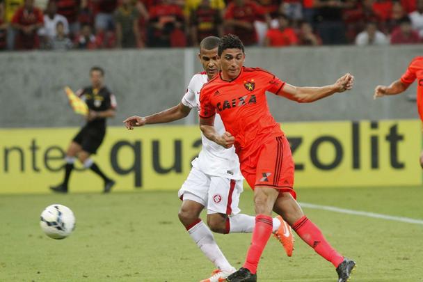 Na Arena Pernambuco, Leo e Colorado no conseguiram sair do zero em uma partida muito equilibrada. O jogo contou com o retorno de Diego Souza aos gramados aps leso e com vaias ao tcnico leonino Eduardo Baptista
