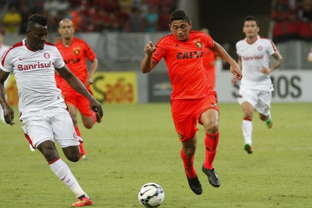 Na Arena Pernambuco, Leo e Colorado no conseguiram sair do zero em uma partida muito equilibrada. O jogo contou com o retorno de Diego Souza aos gramados aps leso e com vaias ao tcnico leonino Eduardo Baptista