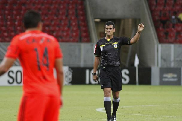 Na Arena Pernambuco, Leo e Colorado no conseguiram sair do zero em uma partida muito equilibrada. O jogo contou com o retorno de Diego Souza aos gramados aps leso e com vaias ao tcnico leonino Eduardo Baptista