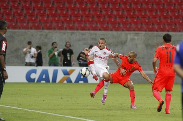 Na Arena Pernambuco, Leo e Colorado no conseguiram sair do zero em uma partida muito equilibrada. O jogo contou com o retorno de Diego Souza aos gramados aps leso e com vaias ao tcnico leonino Eduardo Baptista