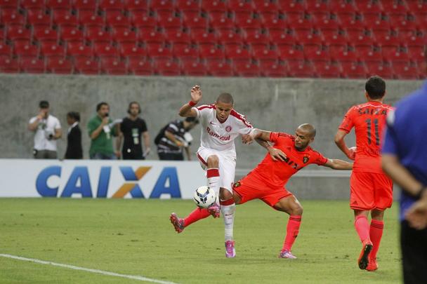 Na Arena Pernambuco, Leo e Colorado no conseguiram sair do zero em uma partida muito equilibrada. O jogo contou com o retorno de Diego Souza aos gramados aps leso e com vaias ao tcnico leonino Eduardo Baptista