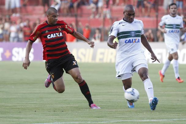 No dia em que o time e os torcedores voltaram a atuar a juntos, o Leo foi implacvel