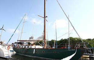 Desejo de consumo, velejador recuperou embarcao abandonada por oito anos para velejar
