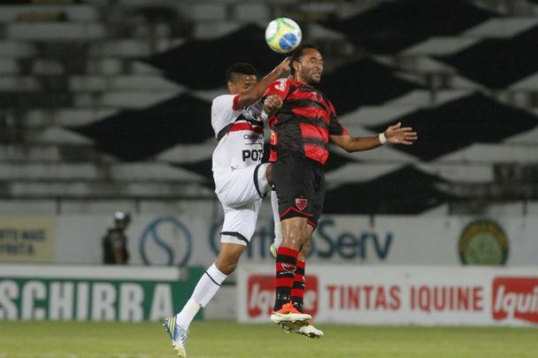 Na estreia de Oliveira Canindé como técnico coral, o Tricolor teve vitória convincente no Arruda diante do time paulista. Os gols foram marcados por Léo Gamalho (dois, um deles de pênalti) e Keno