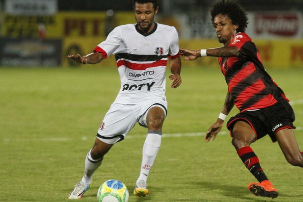 Na estreia de Oliveira Canind como tcnico coral, o Tricolor teve vitria convincente no Arruda diante do time paulista. Os gols foram marcados por Lo Gamalho (dois, um deles de pnalti) e Keno