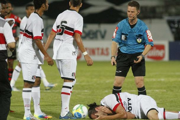 Na estreia de Oliveira Canind como tcnico coral, o Tricolor teve vitria convincente no Arruda diante do time paulista. Os gols foram marcados por Lo Gamalho (dois, um deles de pnalti) e Keno
