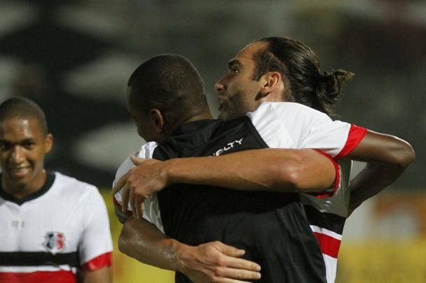 Na estreia de Oliveira Canind como tcnico coral, o Tricolor teve vitria convincente no Arruda diante do time paulista. Os gols foram marcados por Lo Gamalho (dois, um deles de pnalti) e Keno