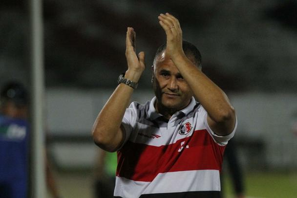 Na estreia de Oliveira Canind como tcnico coral, o Tricolor teve vitria convincente no Arruda diante do time paulista. Os gols foram marcados por Lo Gamalho (dois, um deles de pnalti) e Keno