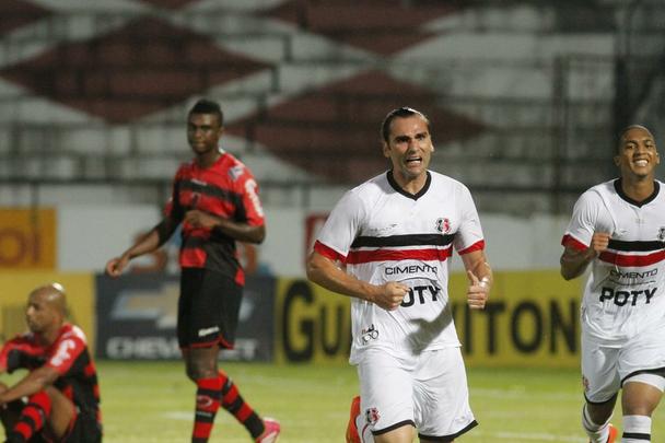 Na estreia de Oliveira Canind como tcnico coral, o Tricolor teve vitria convincente no Arruda diante do time paulista. Os gols foram marcados por Lo Gamalho (dois, um deles de pnalti) e Keno