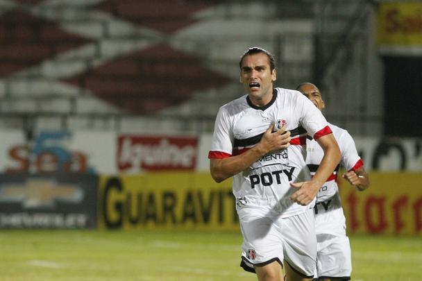 Na estreia de Oliveira Canind como tcnico coral, o Tricolor teve vitria convincente no Arruda diante do time paulista. Os gols foram marcados por Lo Gamalho (dois, um deles de pnalti) e Keno