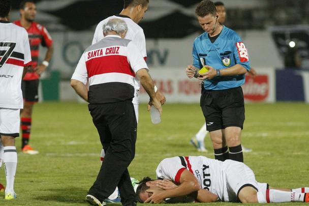 Na estreia de Oliveira Canind como tcnico coral, o Tricolor teve vitria convincente no Arruda diante do time paulista. Os gols foram marcados por Lo Gamalho (dois, um deles de pnalti) e Keno