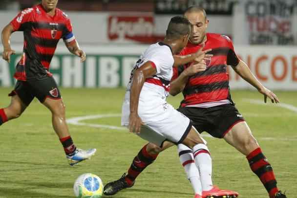 Na estreia de Oliveira Canind como tcnico coral, o Tricolor teve vitria convincente no Arruda diante do time paulista. Os gols foram marcados por Lo Gamalho (dois, um deles de pnalti) e Keno