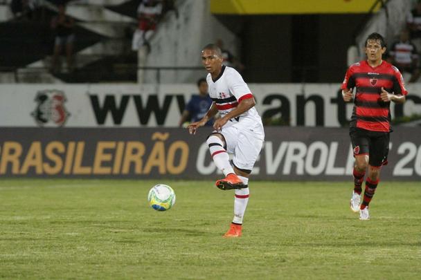 Na estreia de Oliveira Canind como tcnico coral, o Tricolor teve vitria convincente no Arruda diante do time paulista. Os gols foram marcados por Lo Gamalho (dois, um deles de pnalti) e Keno