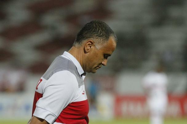 Na estreia de Oliveira Canind como tcnico coral, o Tricolor teve vitria convincente no Arruda diante do time paulista. Os gols foram marcados por Lo Gamalho (dois, um deles de pnalti) e Keno