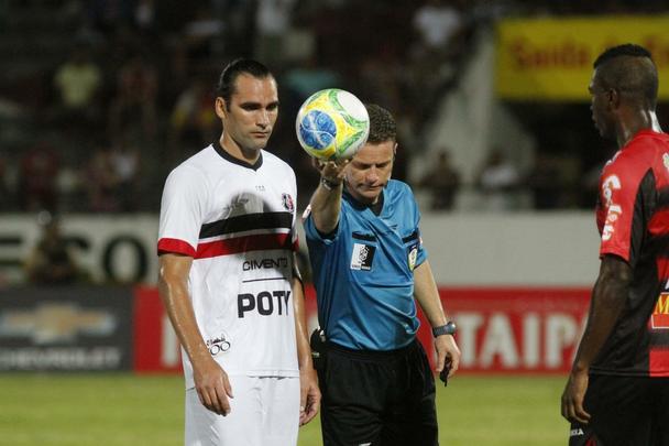 Na estreia de Oliveira Canind como tcnico coral, o Tricolor teve vitria convincente no Arruda diante do time paulista. Os gols foram marcados por Lo Gamalho (dois, um deles de pnalti) e Keno