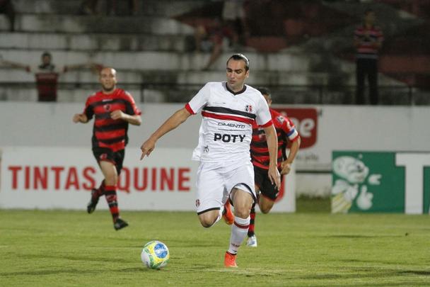 Na estreia de Oliveira Canind como tcnico coral, o Tricolor teve vitria convincente no Arruda diante do time paulista. Os gols foram marcados por Lo Gamalho (dois, um deles de pnalti) e Keno