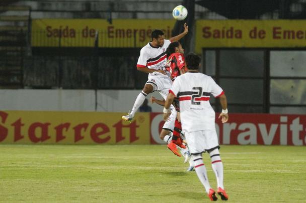 Na estreia de Oliveira Canind como tcnico coral, o Tricolor teve vitria convincente no Arruda diante do time paulista. Os gols foram marcados por Lo Gamalho (dois, um deles de pnalti) e Keno