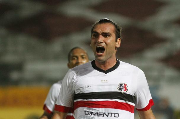 Na estreia de Oliveira Canind como tcnico coral, o Tricolor teve vitria convincente no Arruda diante do time paulista. Os gols foram marcados por Lo Gamalho (dois, um deles de pnalti) e Keno