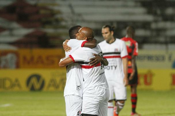Na estreia de Oliveira Canind como tcnico coral, o Tricolor teve vitria convincente no Arruda diante do time paulista. Os gols foram marcados por Lo Gamalho (dois, um deles de pnalti) e Keno
