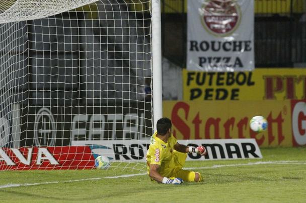 Na estreia de Oliveira Canind como tcnico coral, o Tricolor teve vitria convincente no Arruda diante do time paulista. Os gols foram marcados por Lo Gamalho (dois, um deles de pnalti) e Keno