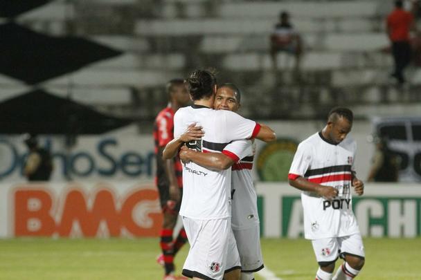 Na estreia de Oliveira Canind como tcnico coral, o Tricolor teve vitria convincente no Arruda diante do time paulista. Os gols foram marcados por Lo Gamalho (dois, um deles de pnalti) e Keno