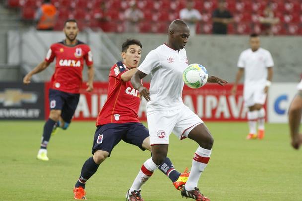 Ofensivo, o Náutico evitou sustos e com tranquilidade bateu o Paraná na Arena Pernambuco por 3 a 1