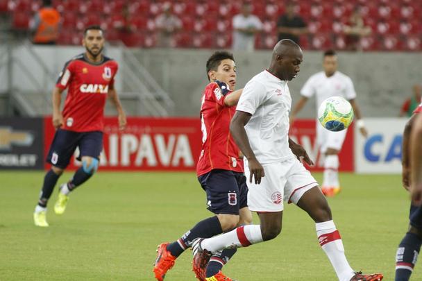Ofensivo, o Náutico evitou sustos e com tranquilidade bateu o Paraná na Arena Pernambuco por 3 a 1