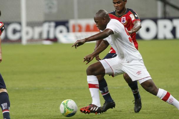 Ofensivo, o Náutico evitou sustos e com tranquilidade bateu o Paraná na Arena Pernambuco por 3 a 1