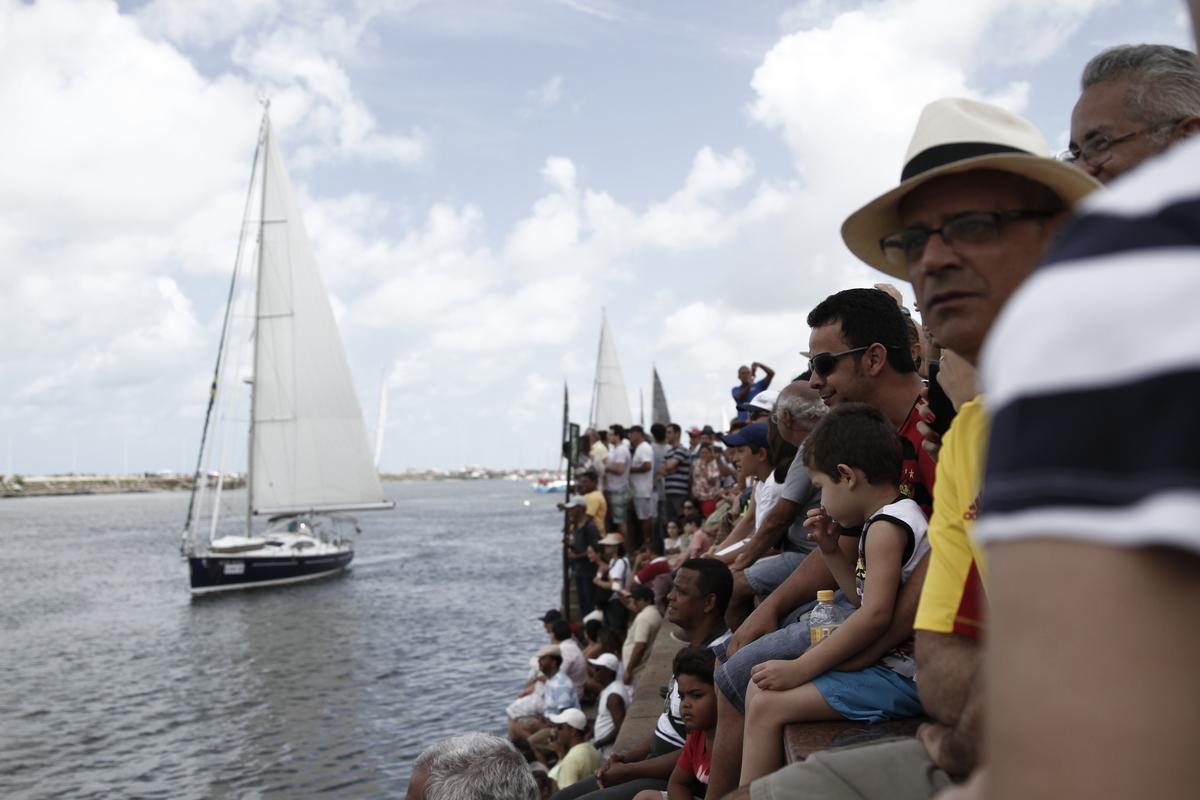 Embarcaes saram do Marco Zero do Recife com destino  ilha de Fernando de Noronha