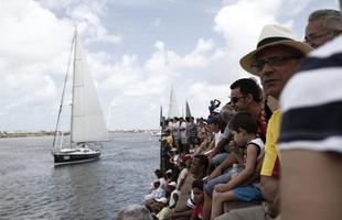 Embarcaes saram do Marco Zero do Recife com destino  ilha de Fernando de Noronha