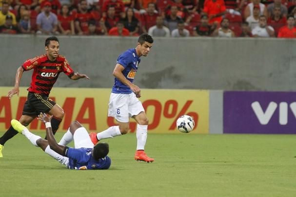 Leo segurou o lder do campeonato com uma marcao eficiente, mas poderia ter atacado um pouco mais