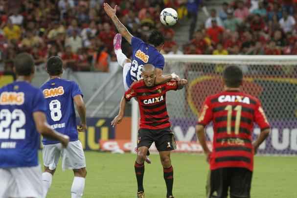 Leo segurou o lder do campeonato com uma marcao eficiente, mas poderia ter atacado um pouco mais
