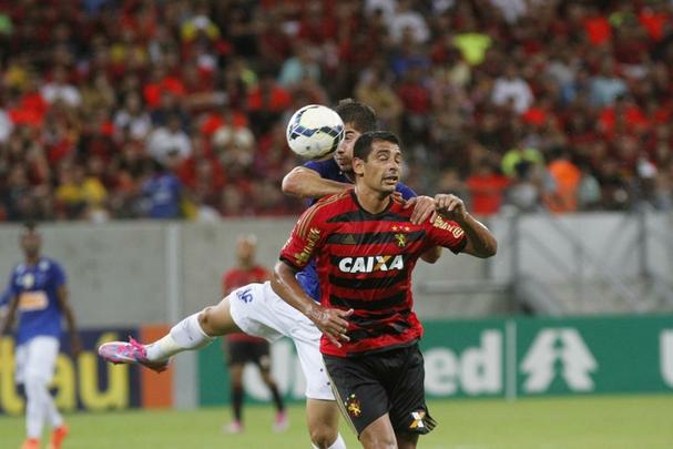 Leo segurou o lder do campeonato com uma marcao eficiente, mas poderia ter atacado um pouco mais