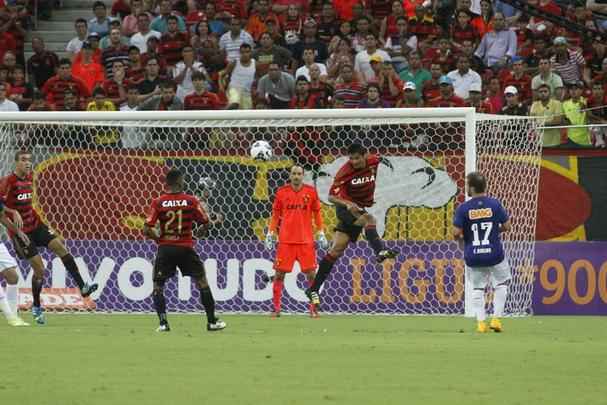 Leo segurou o lder do campeonato com uma marcao eficiente, mas poderia ter atacado um pouco mais