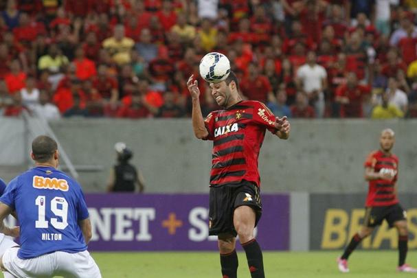 Leo segurou o lder do campeonato com uma marcao eficiente, mas poderia ter atacado um pouco mais