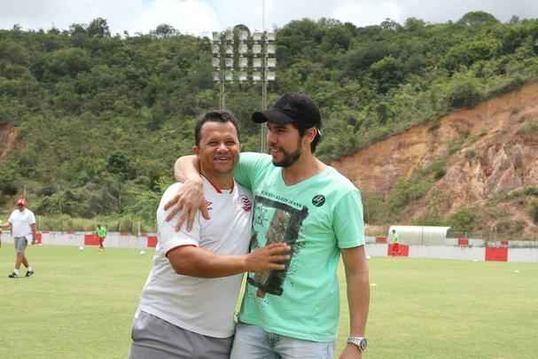 Revelado pelo Nutico, goleiro Rodolpho visita o clube e fala em voltar um dia