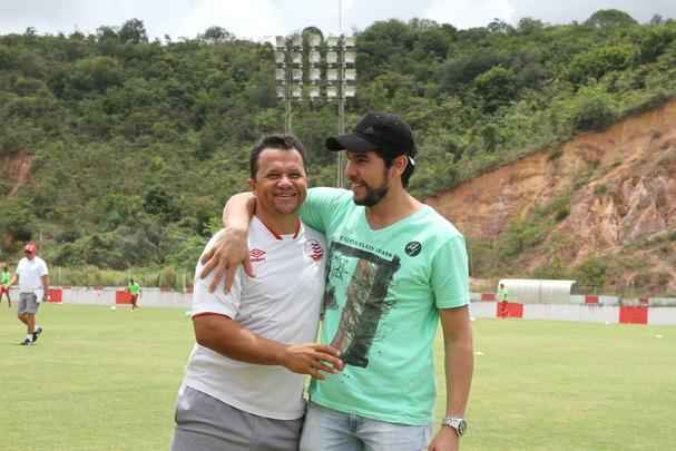 Revelado pelo Nutico, goleiro Rodolpho visita o clube e fala em voltar um dia