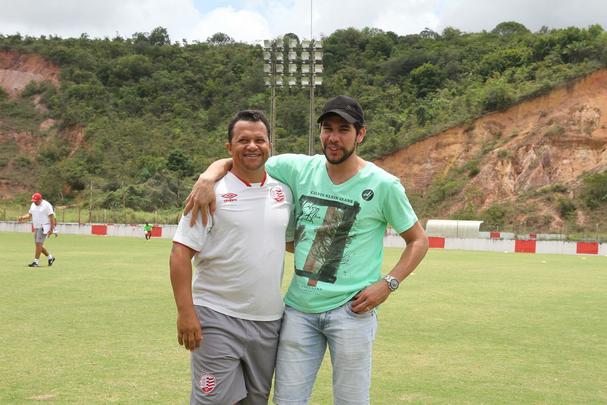 Revelado pelo Nutico, goleiro Rodolpho visita o clube e fala em voltar um dia