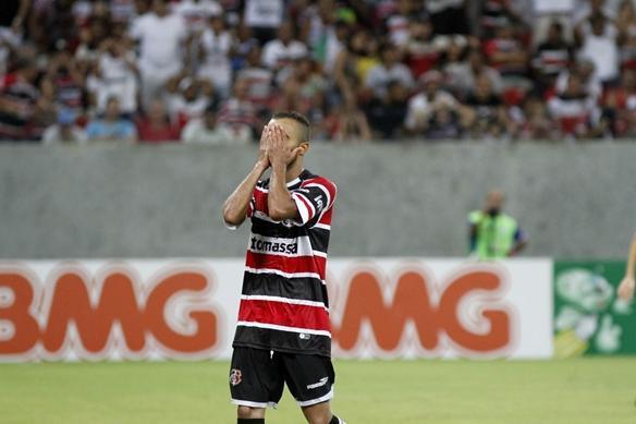 10/05

Santa Cruz 0 x 0 Luverdense

Pela quarta rodada da Srie B, o Santa Cruz recebeu a Luverdense, mas desta vez no saiu de campo com a vitria. Mas tambm no perdeu. Em uma partida truncada, terminou no 0 a 0