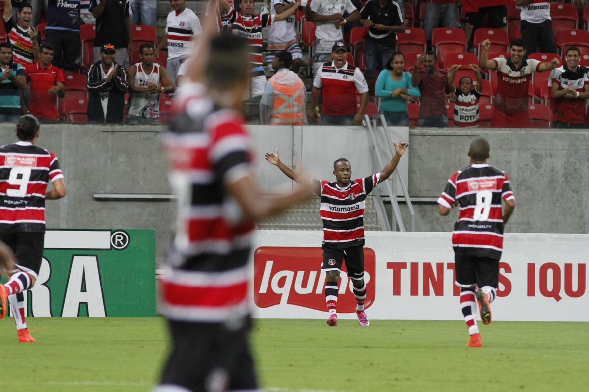 Com trs gols no primeiro tempo, Tricolor superou equipe mineira na Arena Pernambuco
