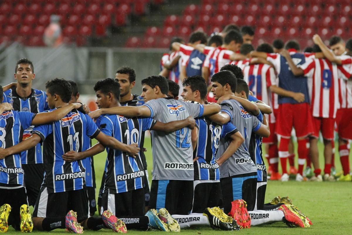 Aps derrota por 1 a 0 no jogo de ida, o Nutico precisava da vitria. O Porto, porm, foi quem saiu na frente, com Thaciano. O gol animou o Timbu, que buscou o empate, com um gol de Niel. No foi suficiente e quem comemorou o ttulo foi a garotada do Gavio