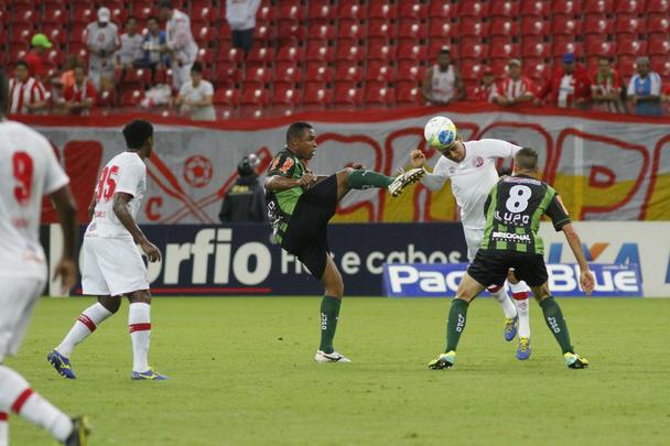 Timbu decepcionou ao ser surpreendido pelo Coelho, do tcnico Givanildo Oliveira, na Arena Pernambuco. Os gols da partida foram marcados por Gilson (dois), Renan Oliveira e Obina; Renato Chaves descontou para os donos da casa